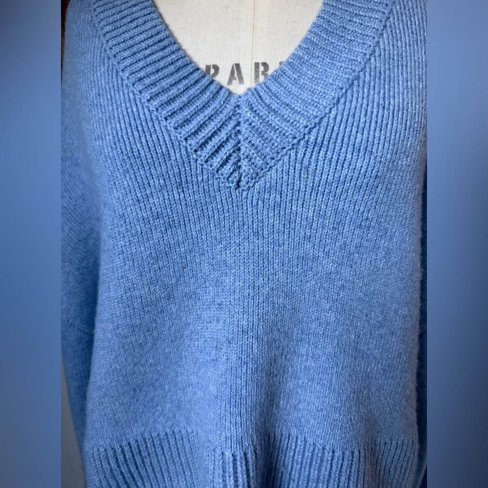 $1480 KHAITE Lenina Cashmere V-Neck Light Blue Sweater - Size M - Picture 7 of 13